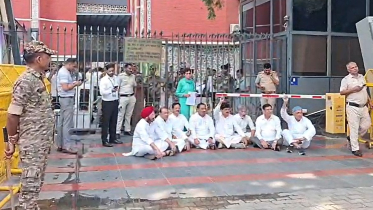 कांग्रेस नेताओं ने चुनाव आयोग के खिलाफ जमकर नारेबाजी की. (Photo- ITGD)
