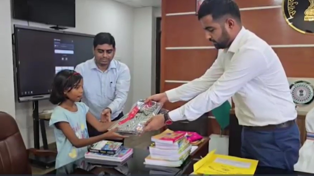 बच्ची को 24 घंटे के अंदर किताबें-ड्रेस मुहैया कराई गई. (Photo- ITGD)