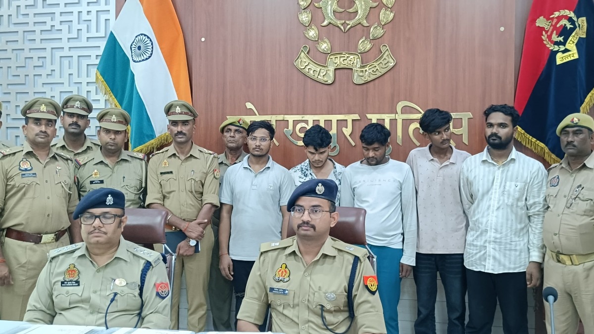 23 मोबाइल और 11 ATM बरामद.(Photo: Ramesh Kumar/ITG)