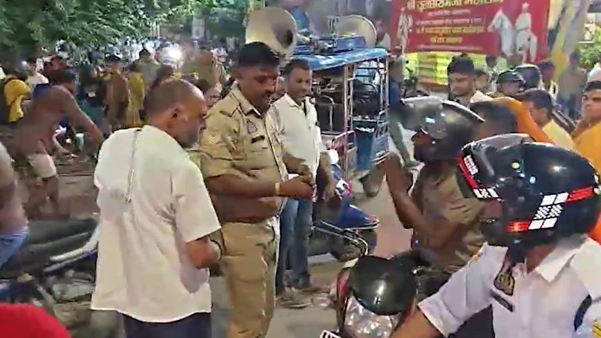 बाइक का टायर पंचर करने वाला पुलिसकर्मी निलंबित, आजतक की खबर का असर – mathura vrindavan police constable suspended for puncturing biker tyre lclar