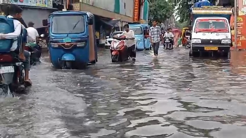 स्कूल जाने वाले बच्चों को सबसे ज्यादा परेशानी.(Photo: Umesh Mishra/ITG)
