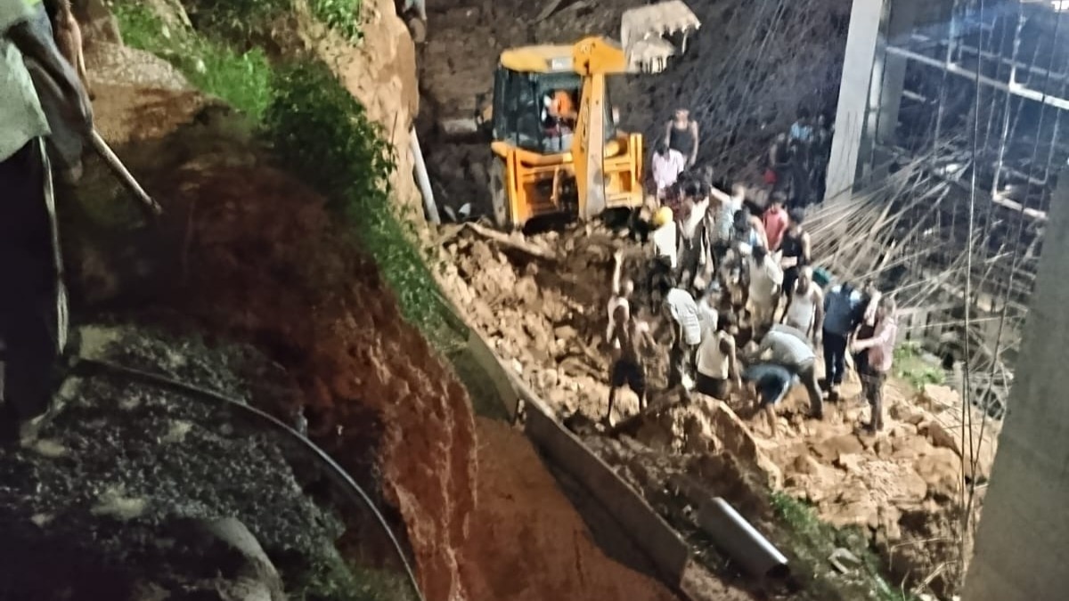 मोहाली में जमीन धंसने से इमारत का एक हिस्सा गिर गया. हादसे में 2 मजदूरों की मौत हो गई. (फोटो-ITG) 