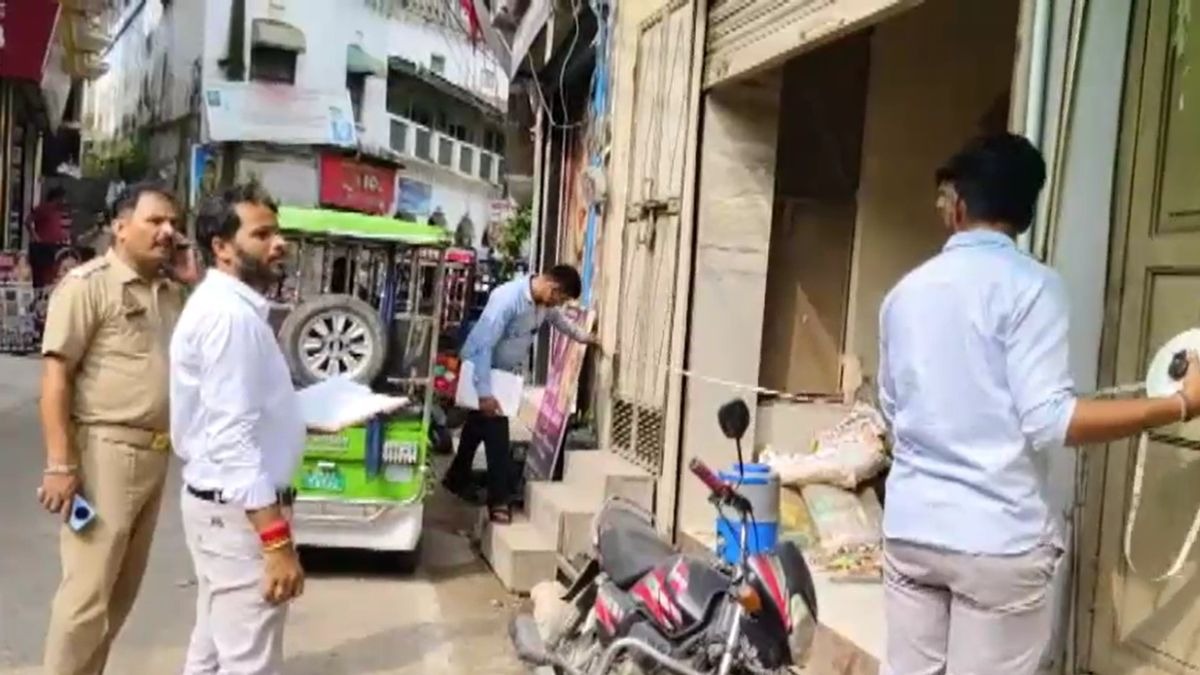 मकानों और दुकानों के नक्शों की भी चल रही जांच. (Photo: Screengrab)