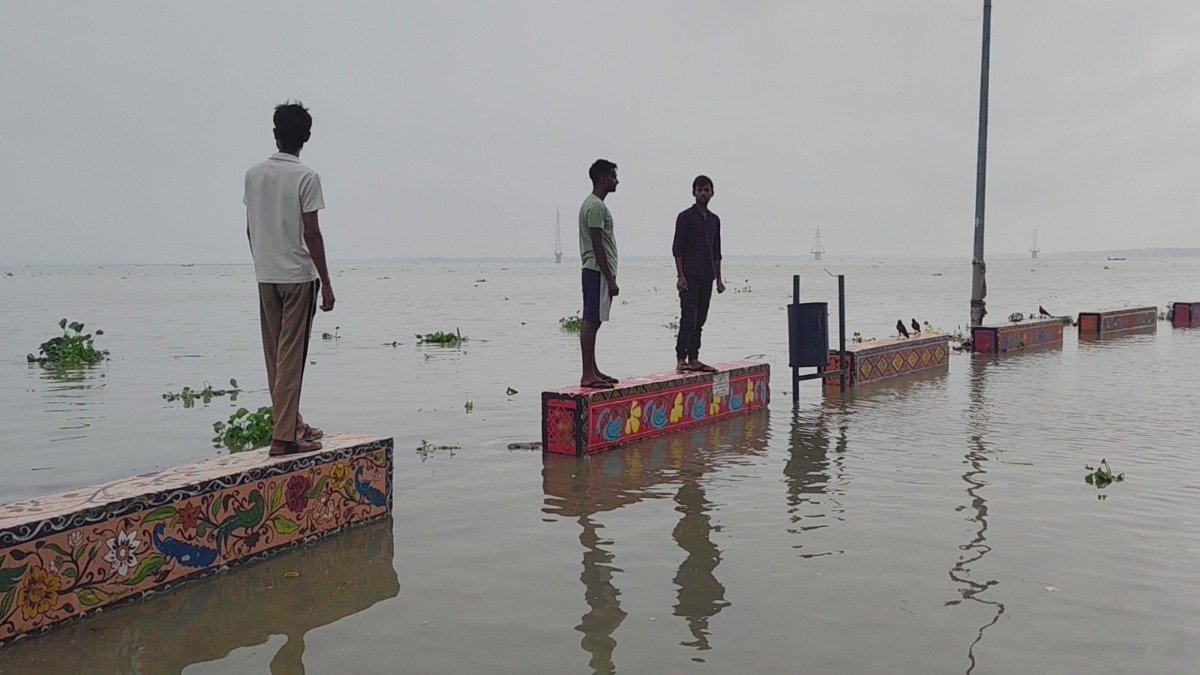 बढ़ते जलस्तर को देखते हुए जिला प्रशासन पूरी तरह अलर्ट है. (Photo: ITG)
