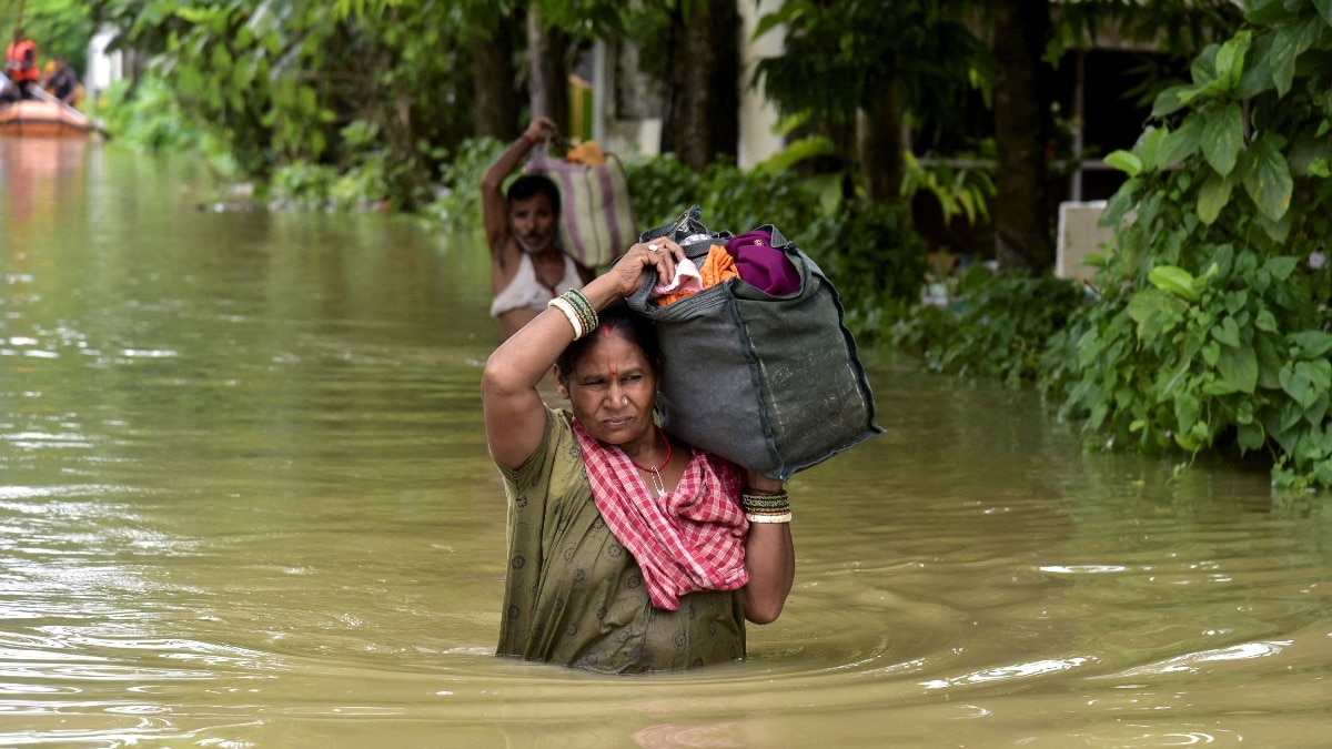 उत्तर भारत में बाढ़ का कहर, लाखों प्रभावित.  (File Photo: REUTERS/Hafiz Ahmed)