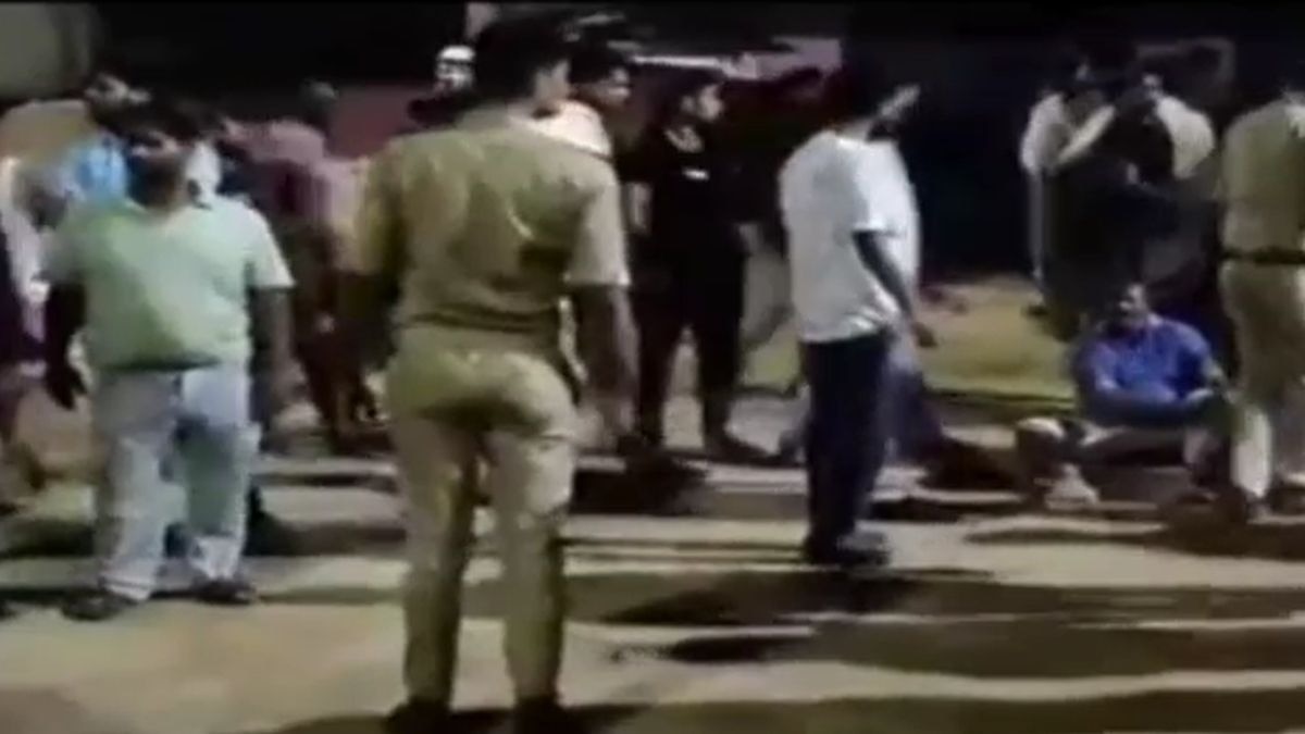 गोरखपुर-वाराणसी हाइवे पर हुआ हादसा. (Photo: Screengrab)