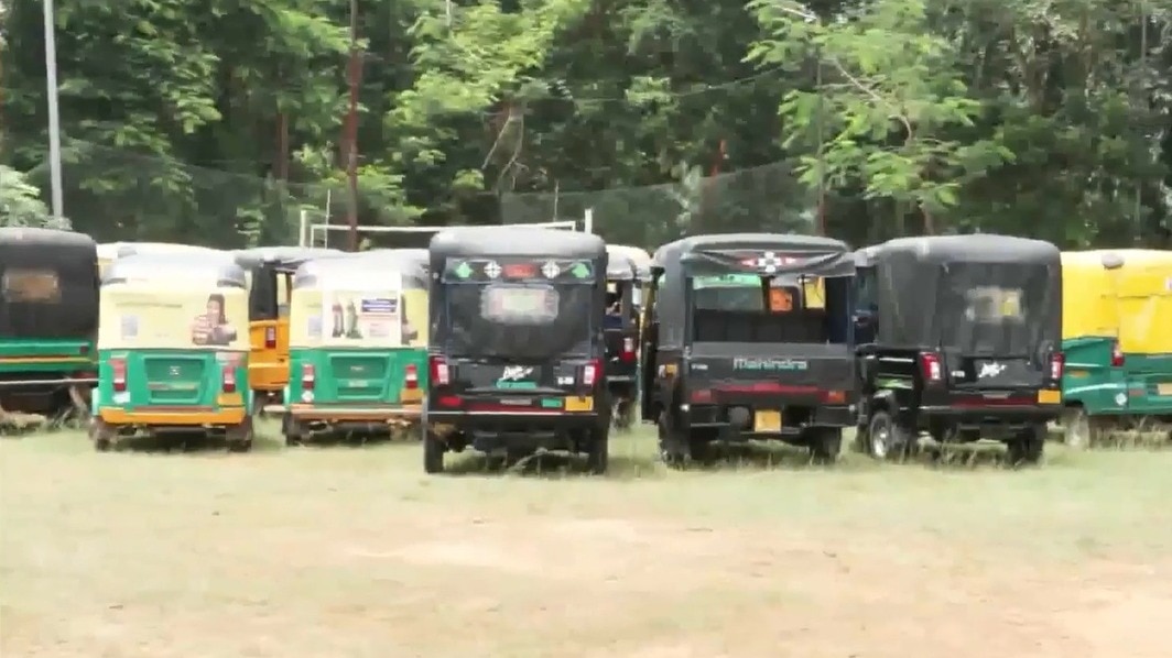 सीज किए गए ऑटो (Photo: Screengrab)