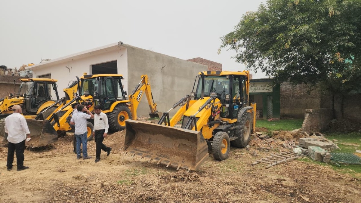 संभल में एक बार फिर बुलडोजर एक्शन. (Photo- ITG)