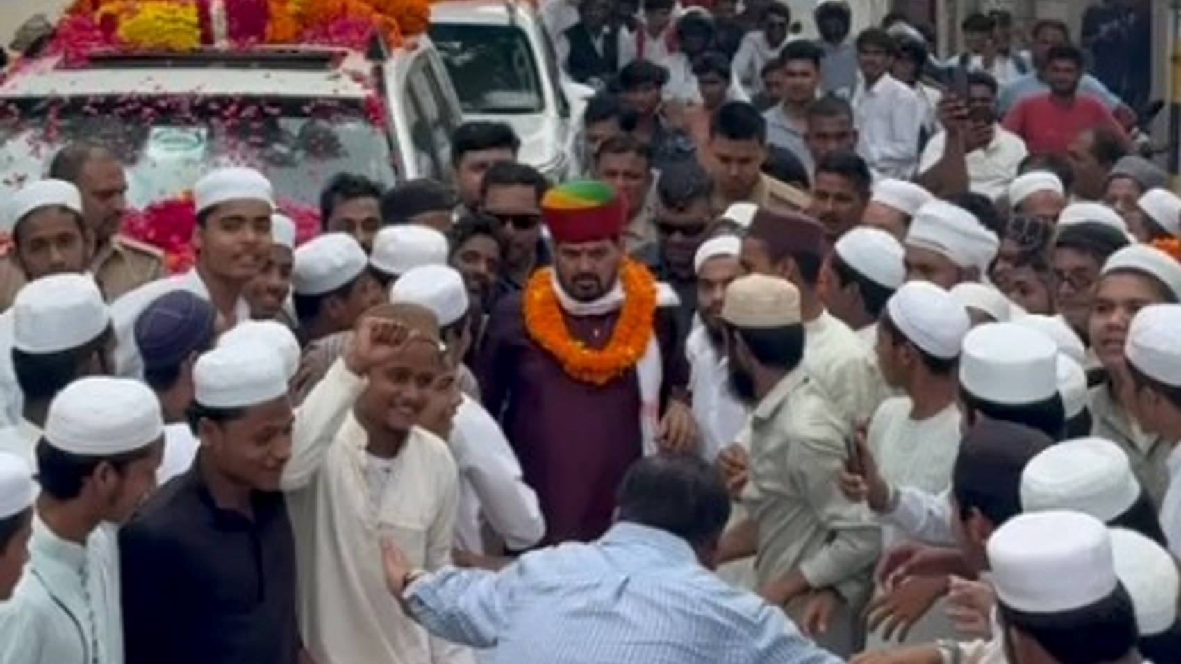 बृजभूषण शरण सिंह मदरसा के दौरे पर पहुंचे. (Photo- Screengrab)