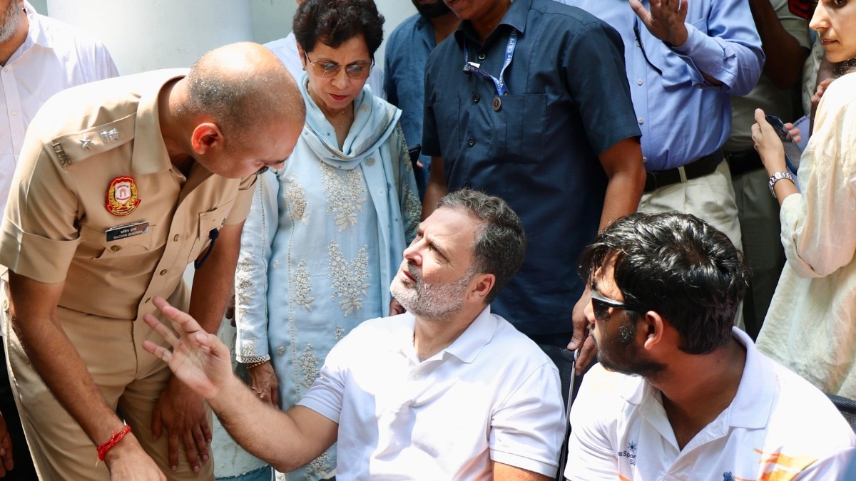 पुलिस थाने के बाहर धरने पर बैठे राहुल गांधी (Photo: ITG)