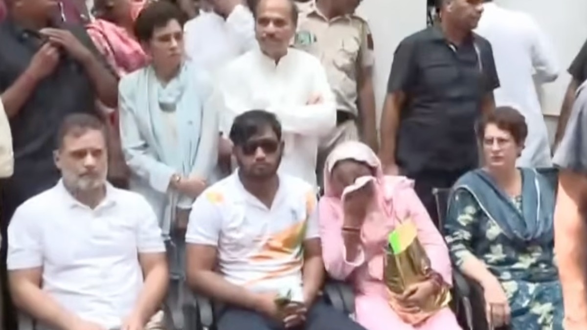 पुलिस थाने के बाहर धरने पर बैठे राहुल गांधी और प्रियंका गांधी (Photo: ITG)