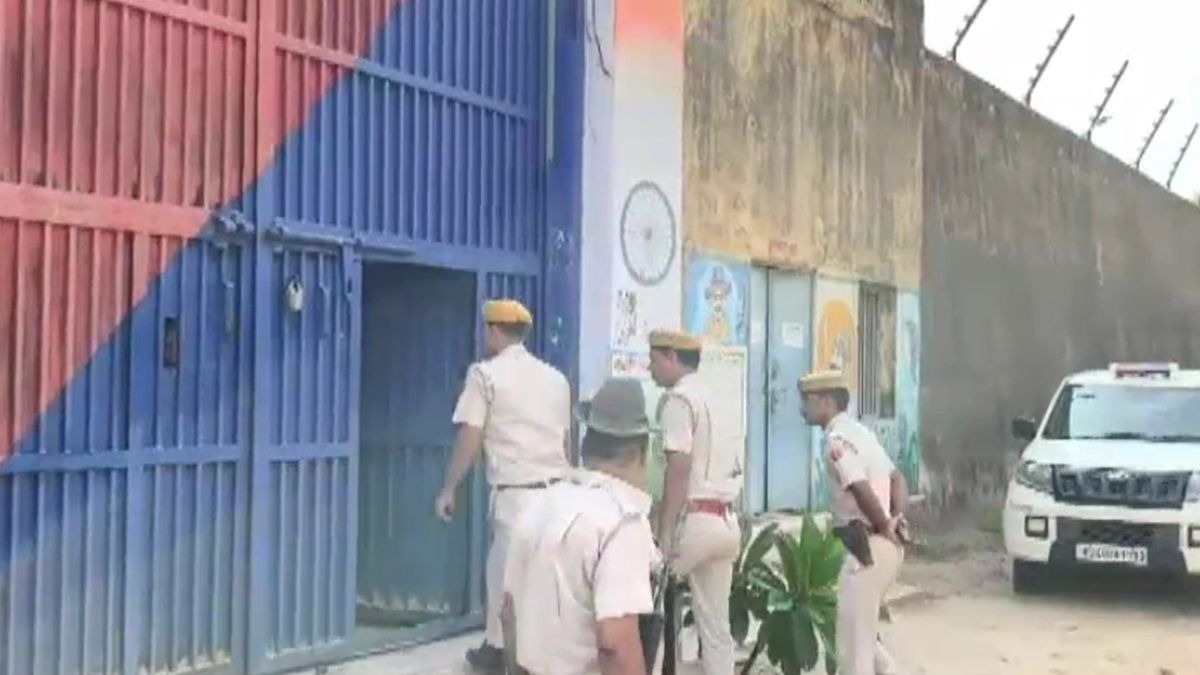 मौके पर पहुंच कर जांच करती पुलिस( screengrab ITG)