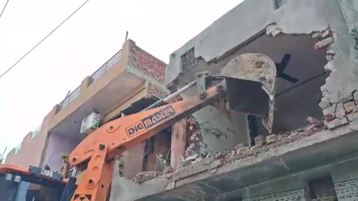 पुलिस फोर्स की मौजूदगी में हुई कार्रवाई. (Photo: Screengrab)