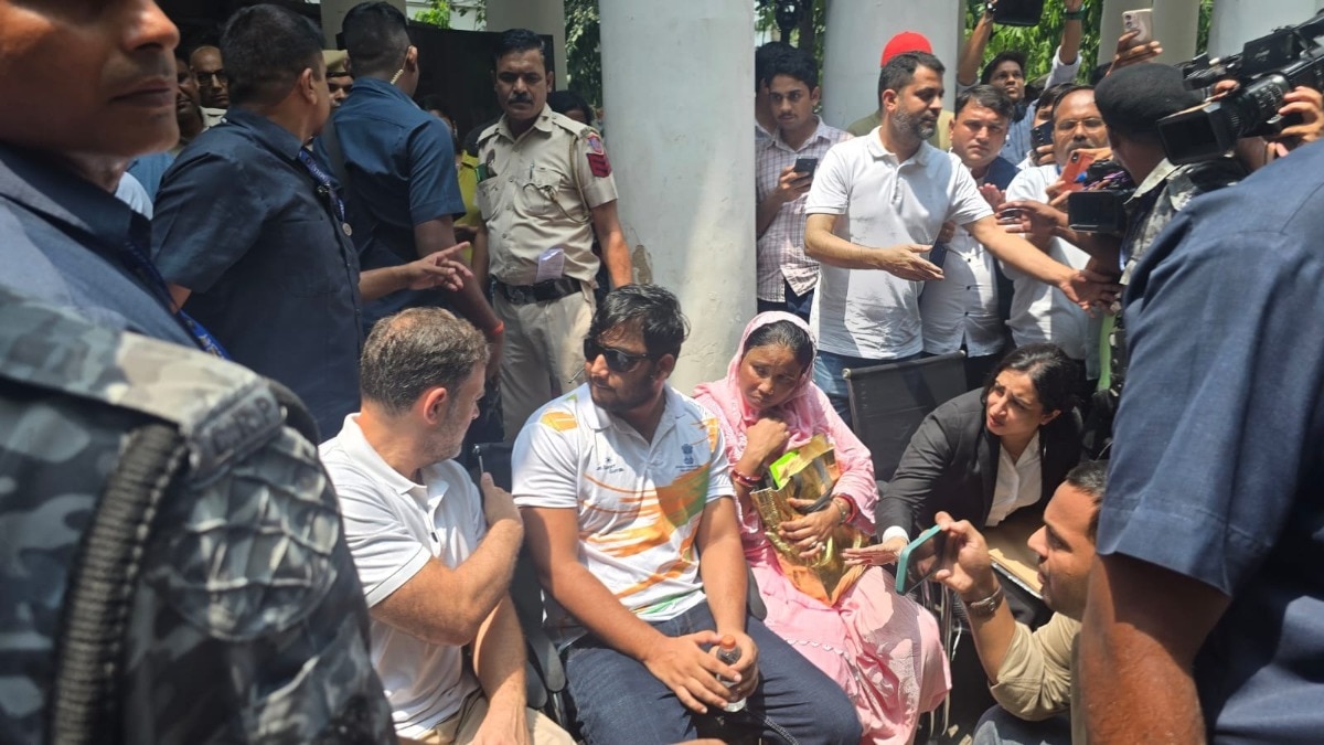 थाने में धरने पर बैठे राहुल गांधी. (photo: ITG)