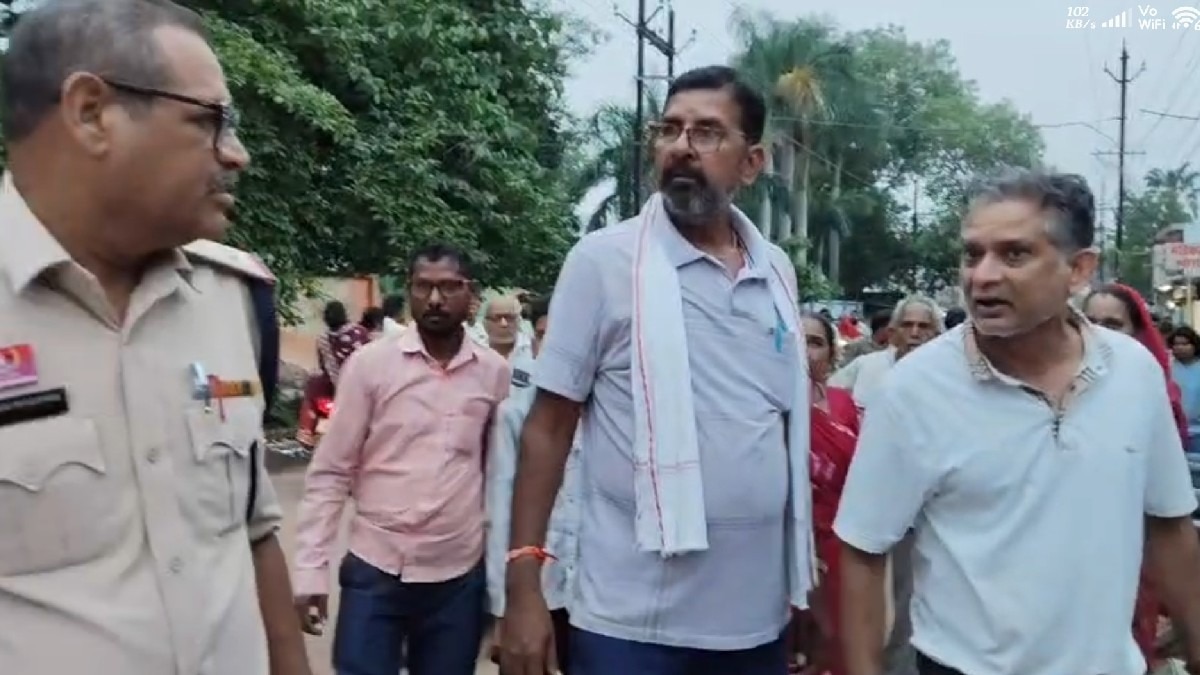 पुलिस की लापरवाही के खिलाफ लोगों में आक्रोश.(Photo:Screengrab)
