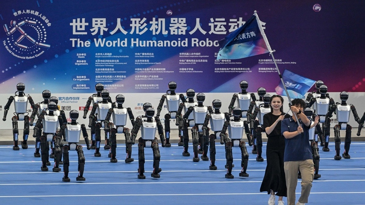 गोली जैसी रफ्तार, दीवार से टक्कर और फिर धड़ाम, ओलंपिक में रोबोट का बुरा हाल – humanoid robot Olympics China viral video ttecr 