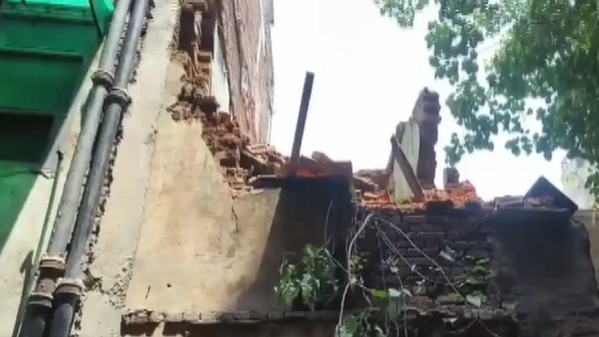 करोल बाग में इमारत का एक हिस्सा ढहने से 1 की मौत हो गई, वहीं दो लोग घायल हो गए. (फोटो-X/@ANI)