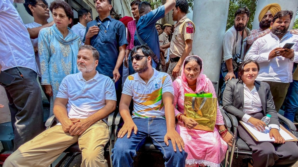 राहुल गांधी के धरने के बाद संसद मार्च के दौरान पेलेट गन के यूज को लेकर दिल्ली पुलिस ने एफआईआर दर्ज की. (Photo-PTI)