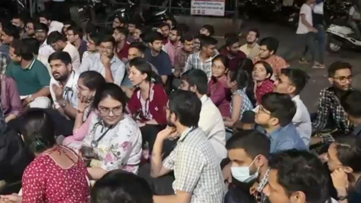 आधी रात को हड़ताल पर बैठे रेजिडेंट डॉक्टर्स.(Photo:Screengrab)