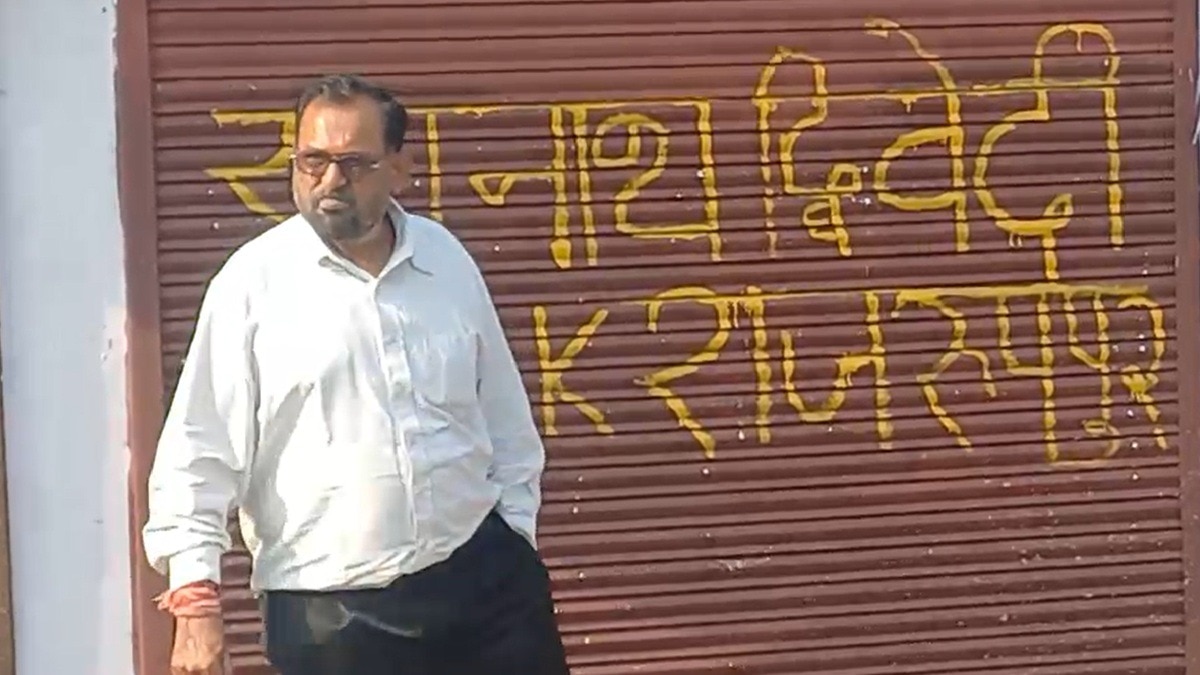 टेंपो-टैक्सी यूनियन के उपाध्यक्ष रघुनाथ द्विवेदी मांगी रंगदारी. (Photo: Screengrab) 