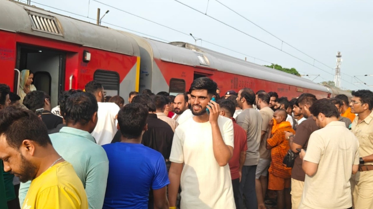 कुल्टी स्टेशन पर 150 कांवड़ियों का बवाल.(Photo:ITG)