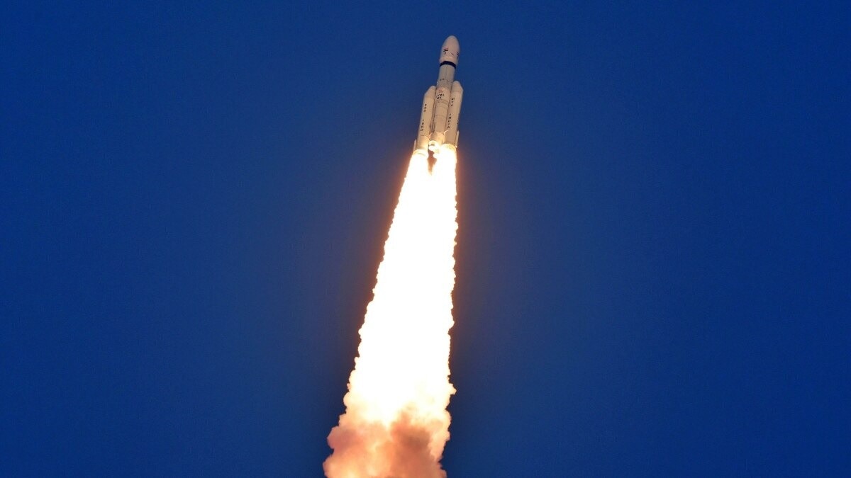 LVM-3 रॉकेट के साथ CMS-03 सैटेलाइट की लॉन्चिंग. (Photo: Isro)