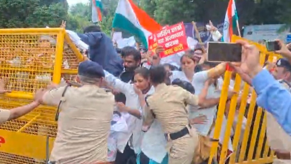 छात्र पिछले 6 दिनों से लगातार धरना-प्रदर्शन कर रहे हैं. (Photo- ITG)