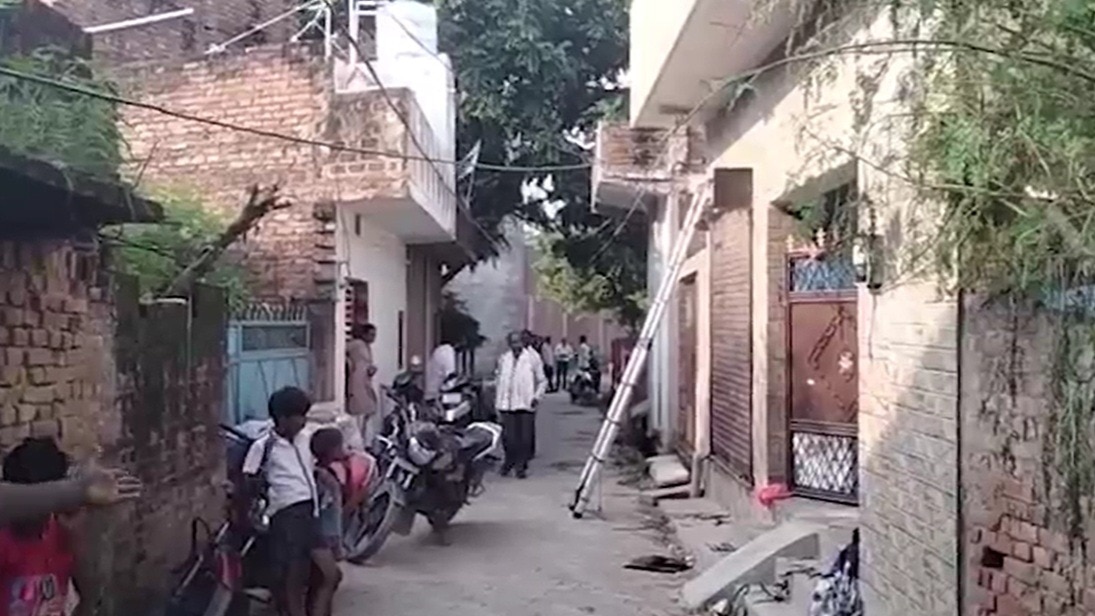 बिजली मीटर फटने के बाद दहशत में लोग. (Photo: Screengrabs)