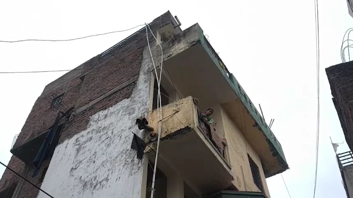 दूसरी मंजिल से झांक रहा था बच्चा. (Photo: Screengrab)