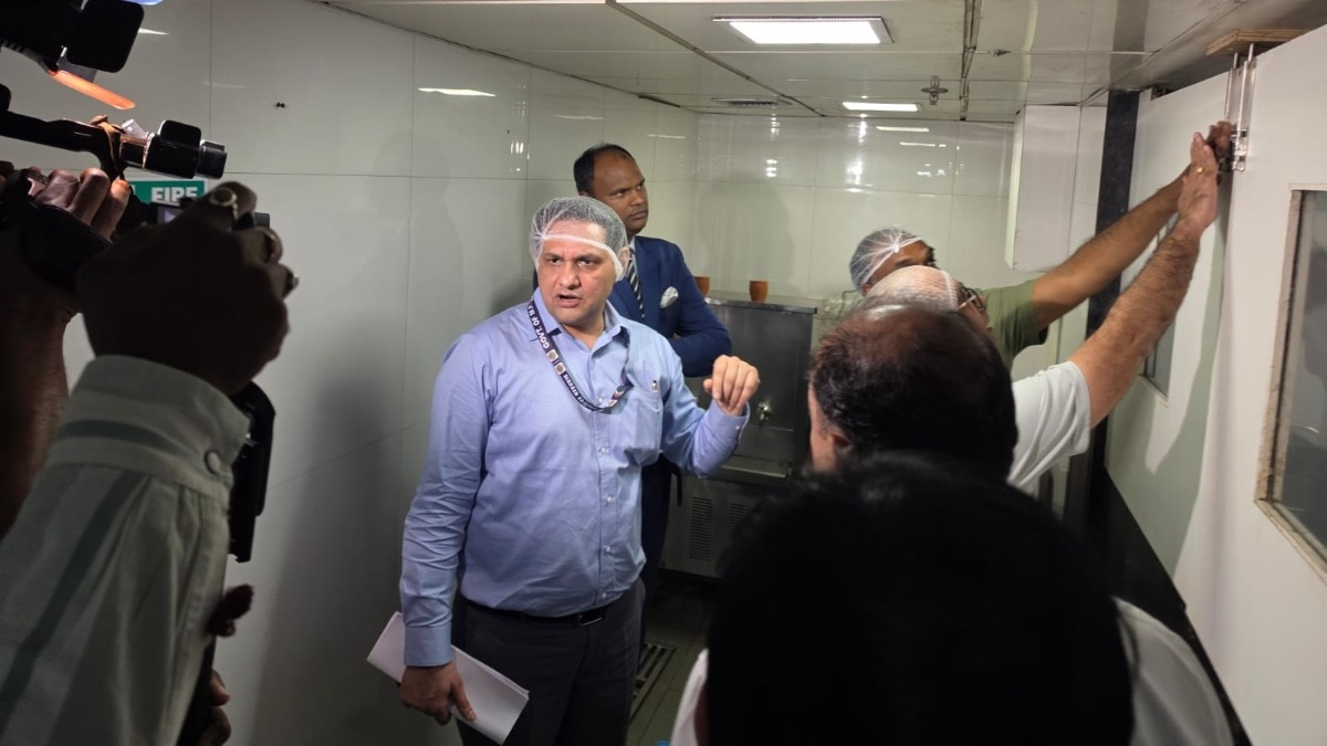 होटल में जांच करने पहुंचे खाद्य विभाग के अधिकारी. (Photo: ITG)