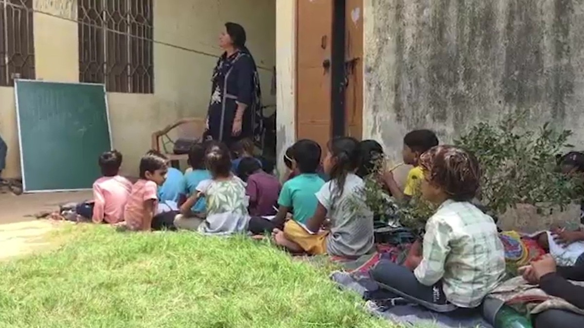 तबेले वाला स्कूल घर में हुआ शिफ्ट