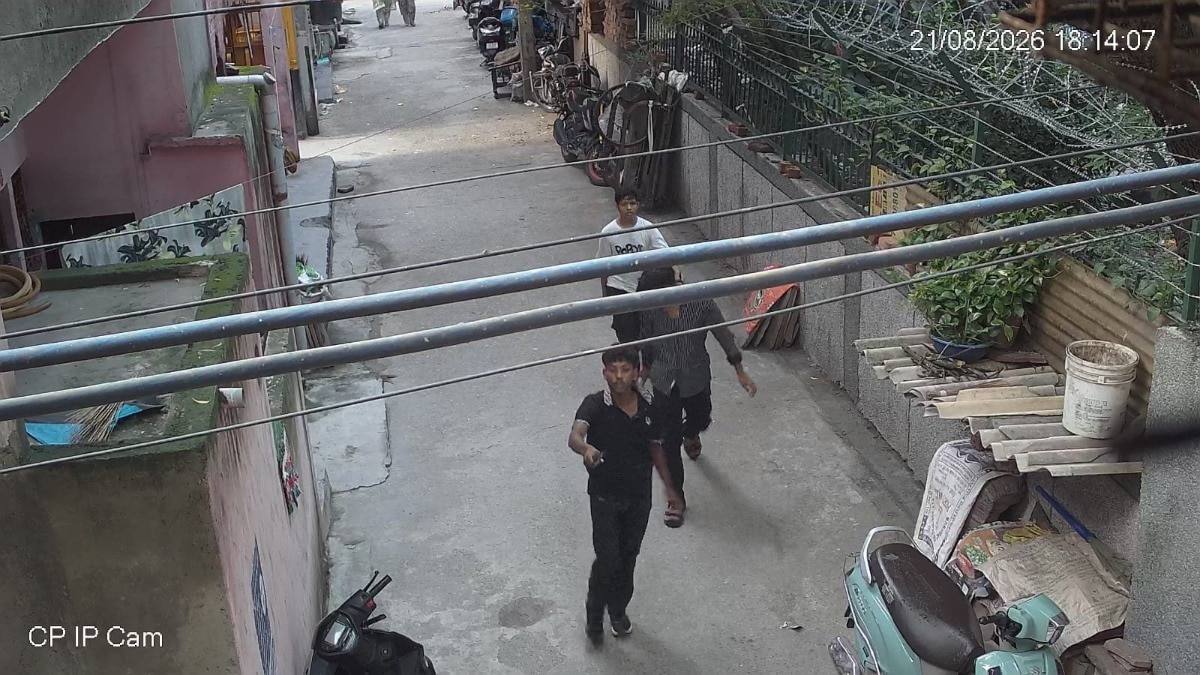 पुलिस आरोपियों की पहचान करने और उन्हें पकड़ने के लिए CCTV फुटेज खंगाल रही है. (Photo: ITG)