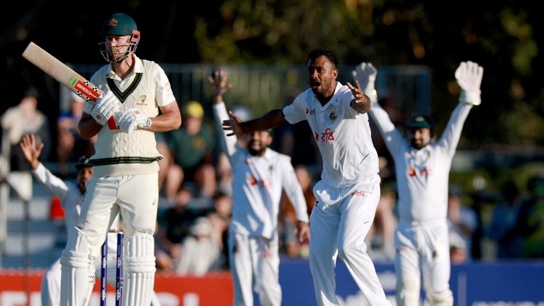 मैके टेस्ट में शोरिफुल इस्लाम की घातक गेंदबाजी. (Photo: AFP)