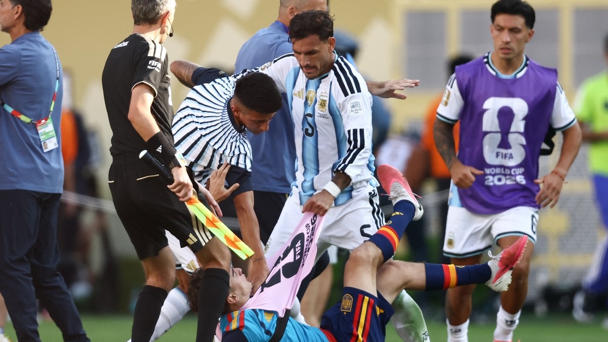 लिएंड्रो परेडेस के खिलाफ FIFA ने कड़ा एक्शन लिया. (Photo: AFP)