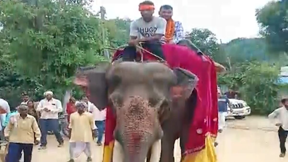 अफसर बनने पर पिता का अनोखा जश्न. (Photo: Screengrab)