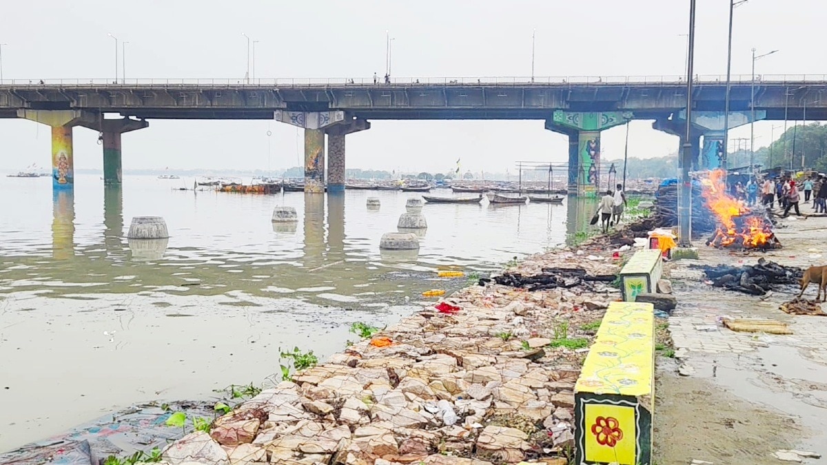 प्रयागराज में सड़कों पर अंत्येष्टि करने को मजबूर हुए लोग.(Photo:ITG)