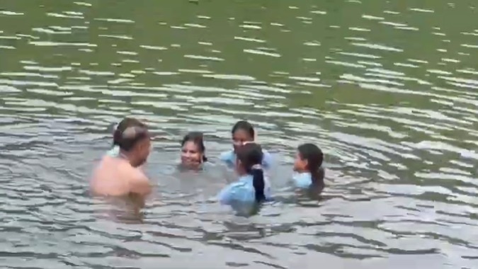 बिना कपड़ों के छात्राओं के साथ नहाता दिखा प्रिंसिपल, गोद में उठाने का VIDEO वायरल