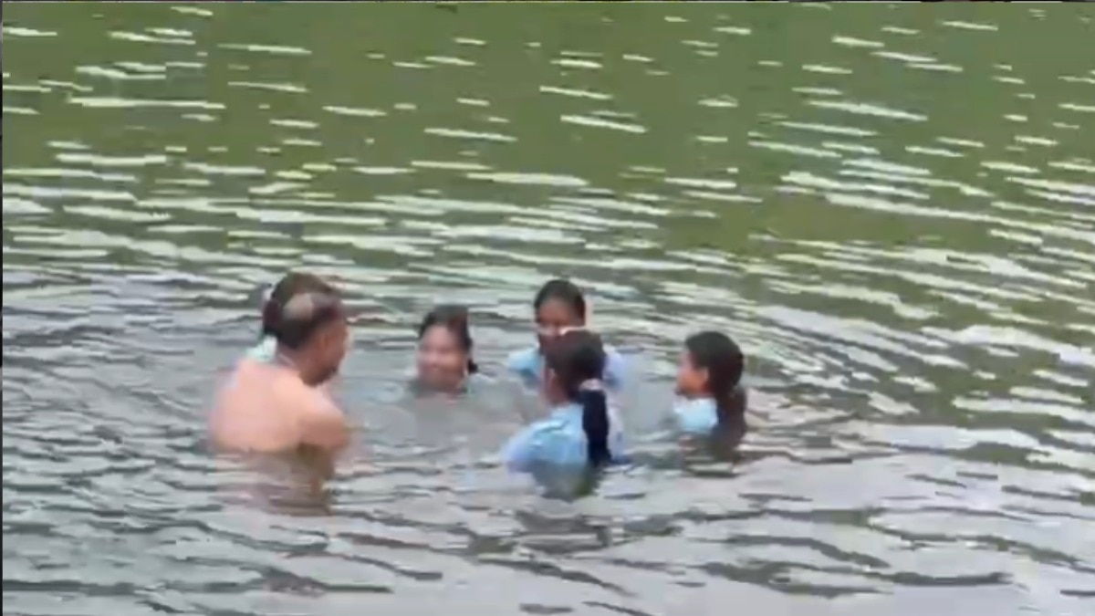 वीडियो सामने आने पर शिक्षा विभाग ने मांगी रिपोर्ट.(Photo: Screengrab)