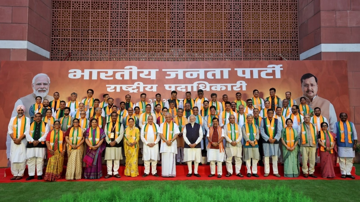 पीएम मोदी ने पार्टी के राष्ट्रीय मुख्यालय में नई बीजेपी टीम के साथ मुलाकात की. (फोटो-X/@narendramodi)