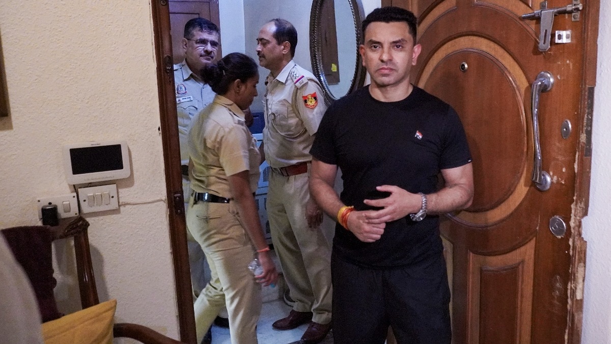 तहसीन पूनावाल ने घर में नजरबंद किए जाने का आरोप लगाया है. उन्होंने इसकी वीडियो भी शेयर की है