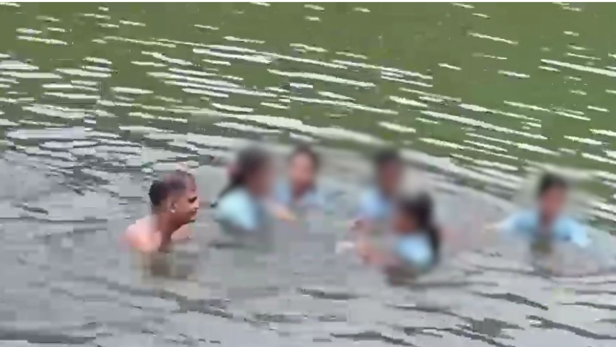 छात्राओं के साथ डैम में नहाता दिखा प्रिंसिपल. (Photo: Screengrab)