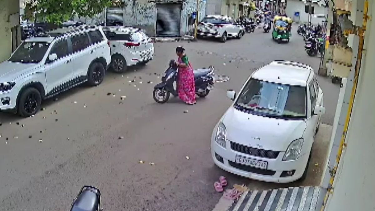 एक्टिवा से उछलकर सिर के बल गिरी महिला. (Photo: Screengrab)