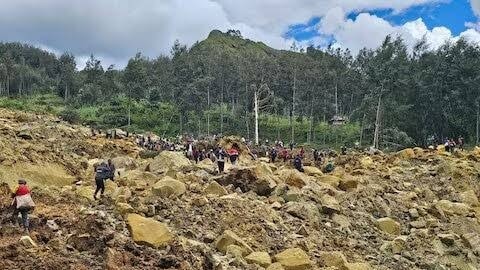 गिनी में लैंडस्लाइड से कचरे का पहाड़ ढह गया. हादसे में 22 लोगों की मौत हो गई. (फाइल फोटो-AP)