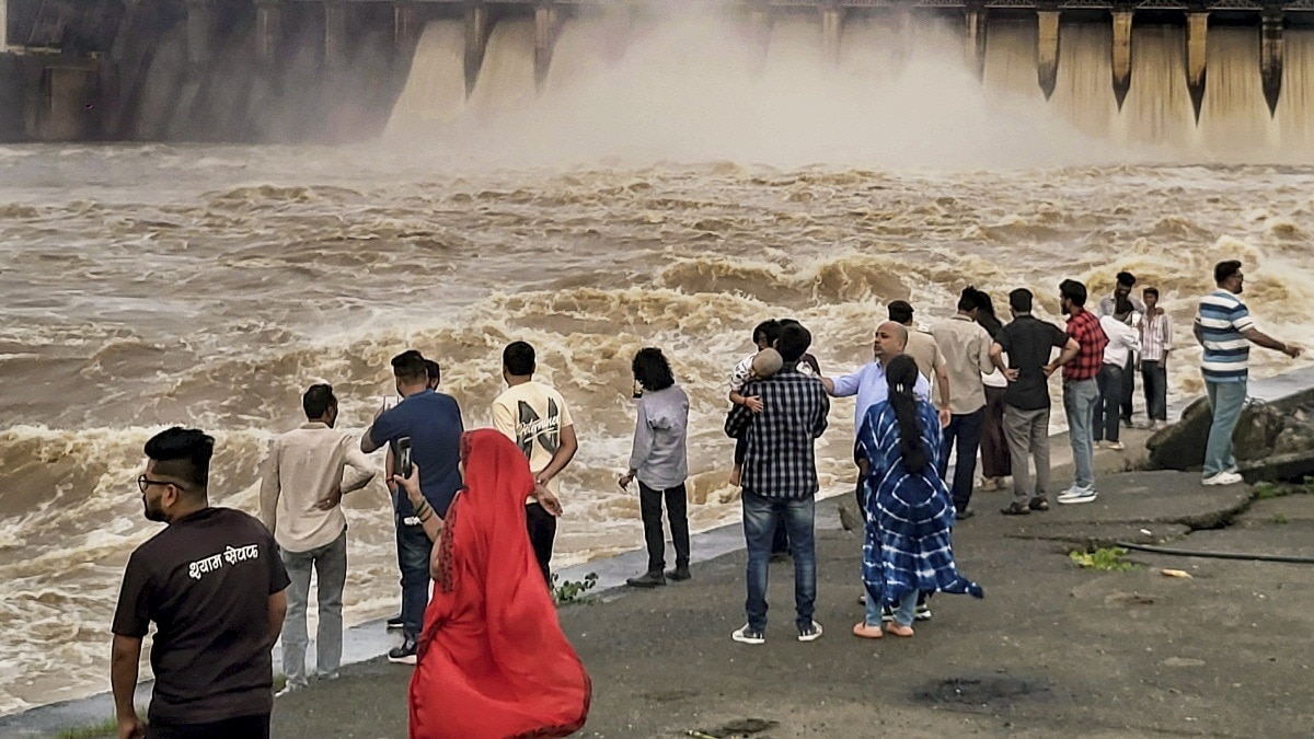 जबलपुर में बरगी बांध के गेट खुलने के बाद लोग जमा हुए.(Photo:PTI)