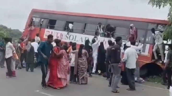 बस के खाई पर लटकने के बाद उतरते यात्री. (Photo: Screengrabs)