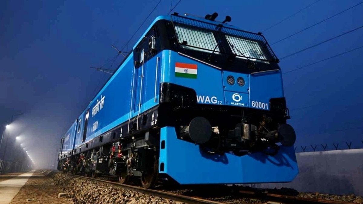 रेलवे लोको पायलट्स की सुविधा को ध्यान में रखकर 12,000 हॉर्स पावर वाले अपने शक्तिशाली लोकोमोटिव में बिना पानी वाले यूरिनल लगाएगा. (File Photo: X/@RailMinIndia)