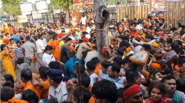 सावन की आखिरी सोमवारी पर मंदिर में भारी भीड़ जुटी. (Photo- Screengrab)