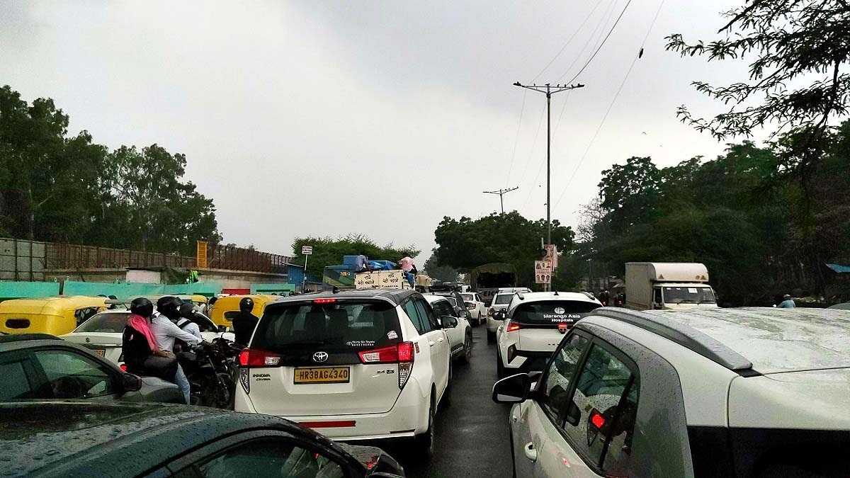 दिल्ली एनसीआर में हो रही बारिश की वजह से ट्रैफिक जाम लग गया है. (Photo: ITG)
