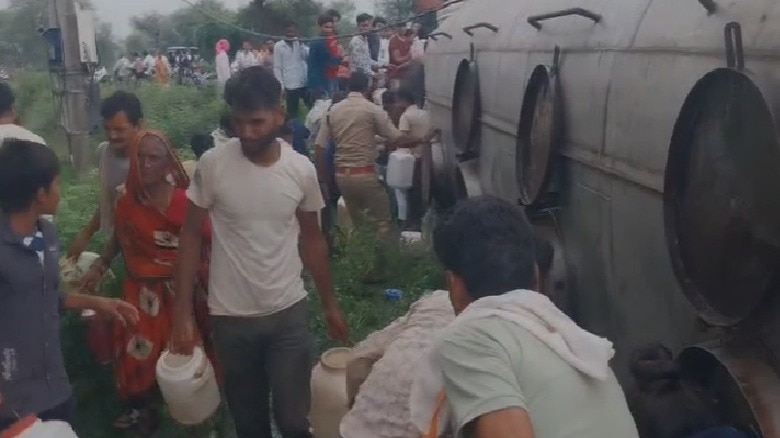 टैंकर से तेल लूटते ग्रामीण. (Photo: Screengrabs)
