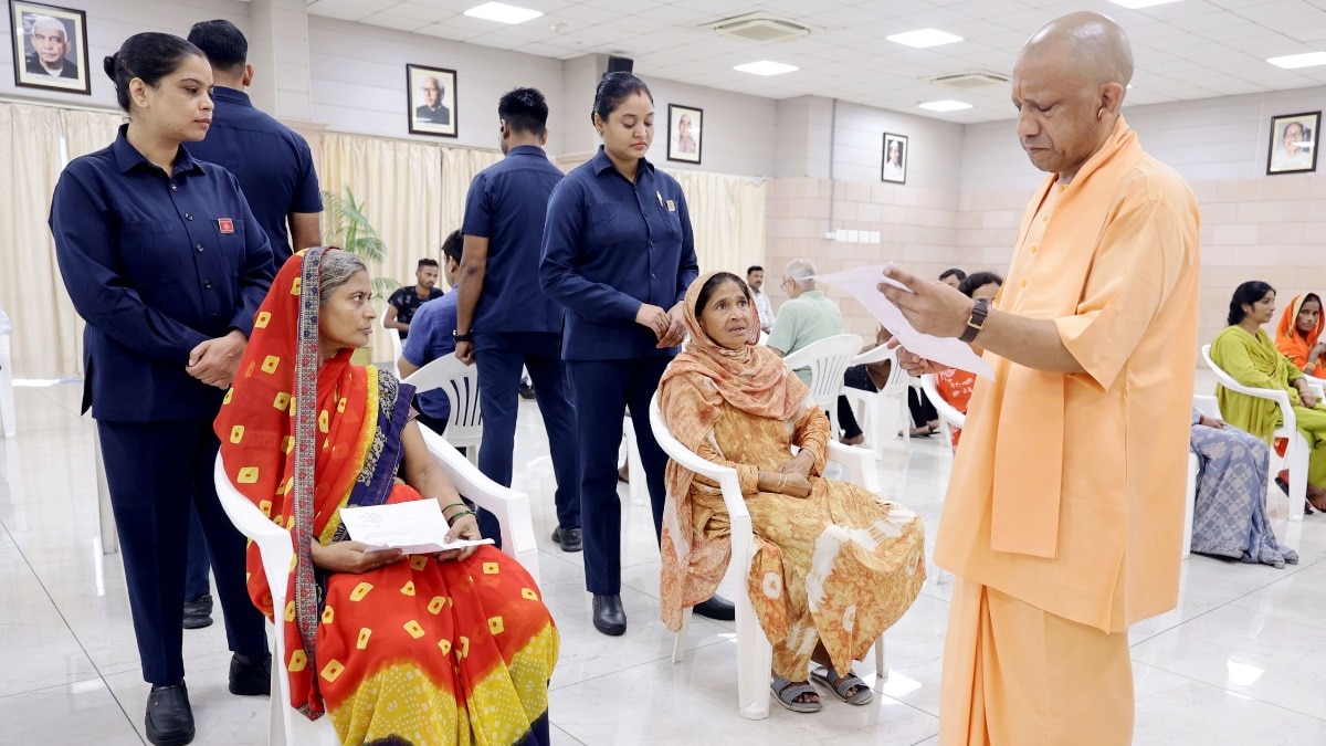 जनता दर्शन में लोगों की समस्या सुनते सीएम योगी आदित्यनाथ (Photo ITG)